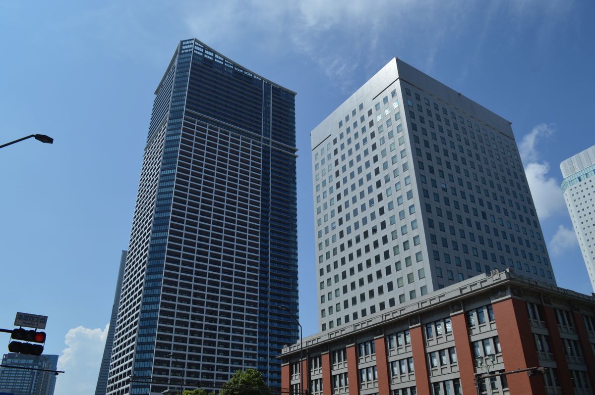 横浜の近代的な高層ビルの街並み